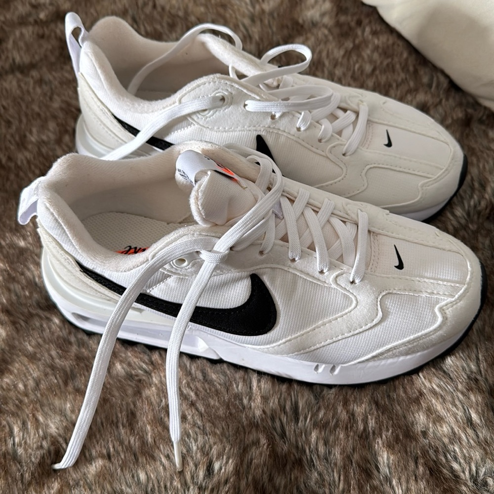 Nike Air Max Dawn
Women's Shoes
White/Total Orange/Black
Size 6
Style DH5131-101